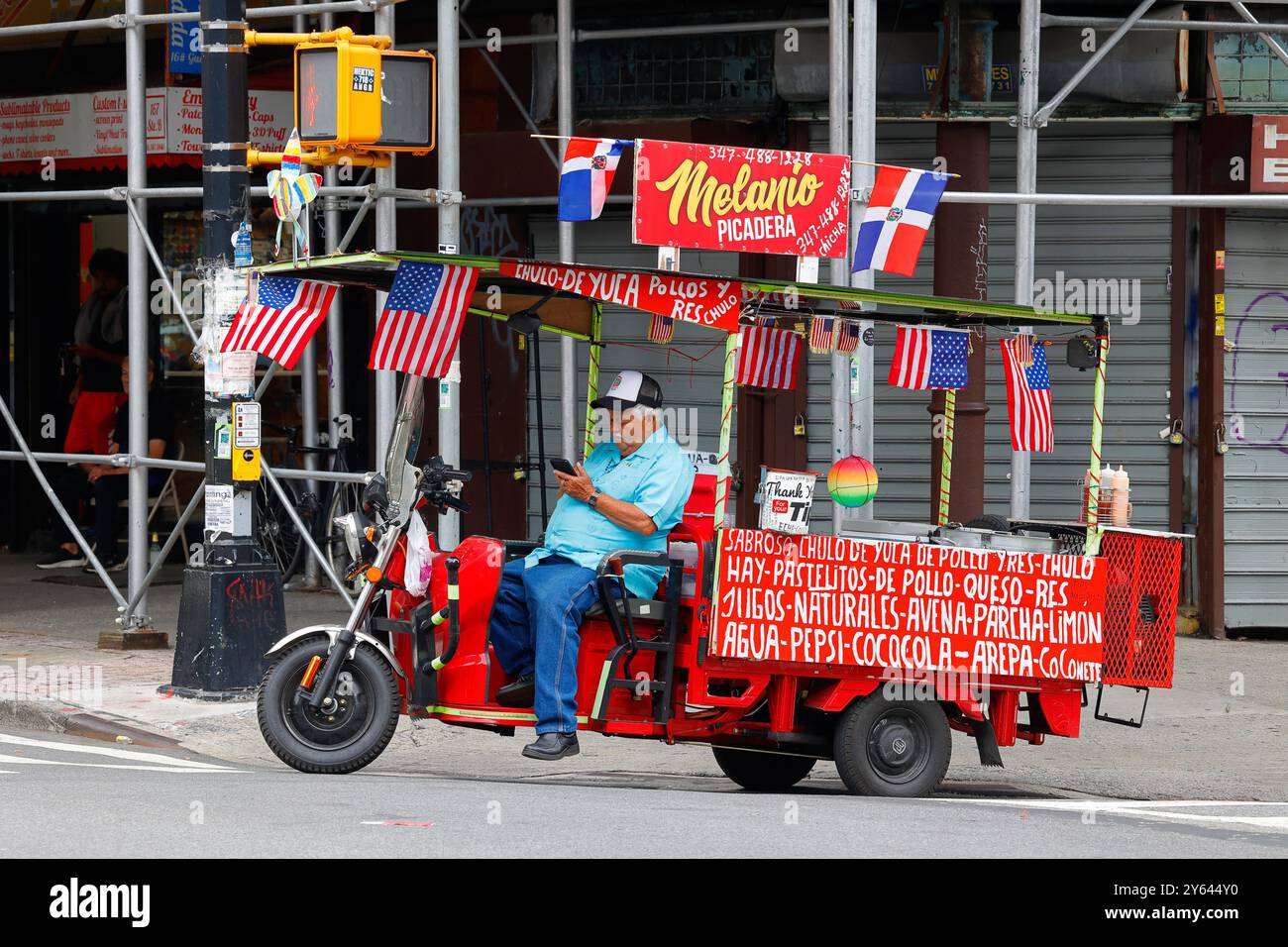 Melanio Picadera, un camion alimentaire dominicain américain basé à Brooklyn New York transporté sur un scooter de fret électrique à trois roues. Banque D'Images
