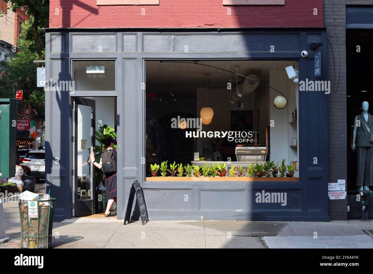 Hungry Ghost Coffee, 315 Bleecker St, New York. Photo de la vitrine de New York d'une chaîne de cafés dans le quartier West Village de Manhattan. Banque D'Images