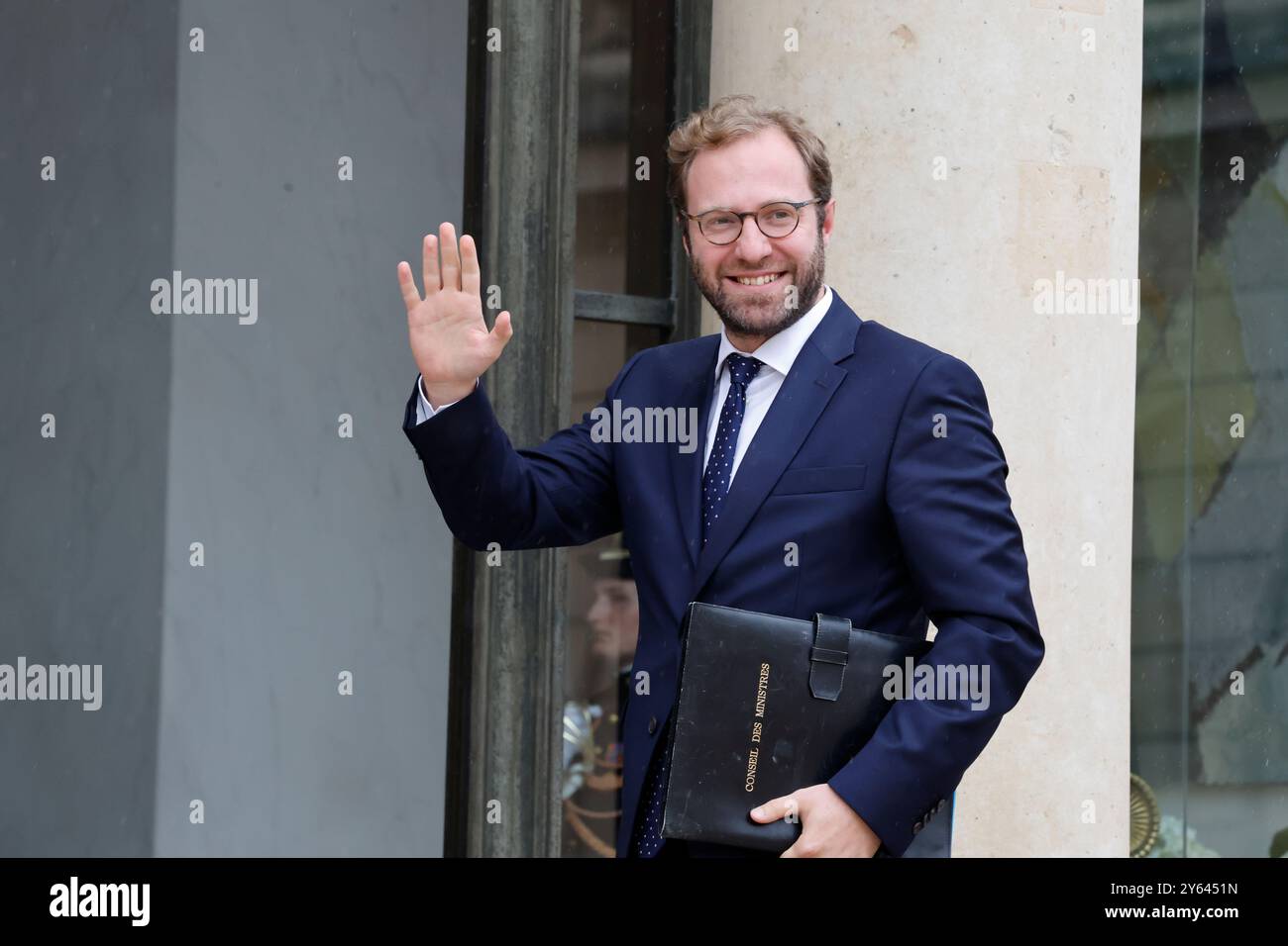 Paris, France. 23 septembre 2024. Le ministre français de l'économie et des Finances Antoine Armand arrive pour la première réunion du cabinet du nouveau gouvernement au Palais de l'Elysée à Paris, France, le 23 septembre 2024. Le premier ministre français Michel Barnier a annoncé le 21 septembre la formation de son gouvernement avec 39 membres issus des partis de centre et de droite. Parmi les 17 ministres, sept sont issus de l'alliance centriste du président Emmanuel Macron et trois du parti conservateur de Barnier, les Républicains. Crédit : Henri Szwarc/Xinhua/Alamy Live News Banque D'Images