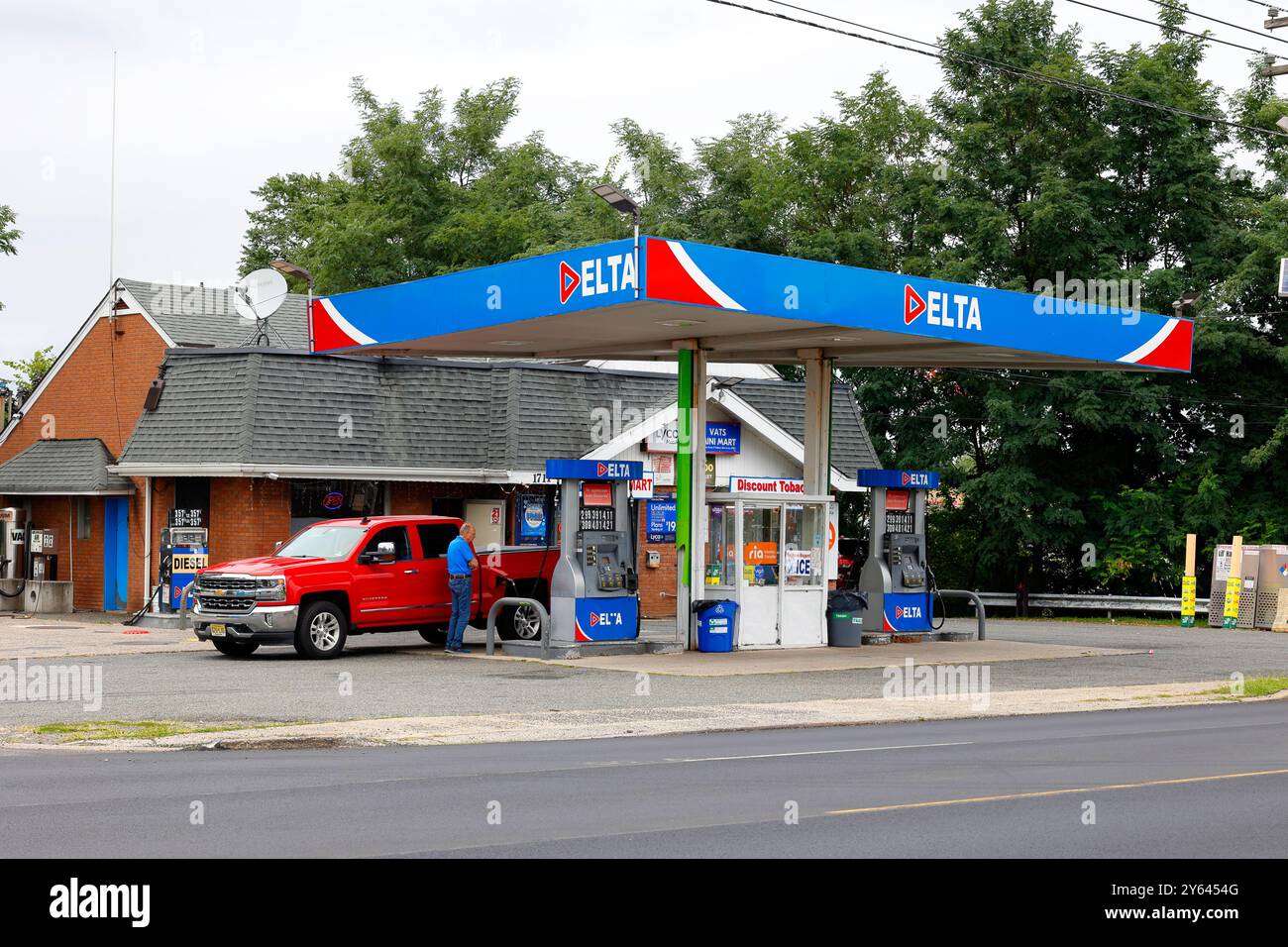 Delta Gas, 1711 route 27, Edison, New Jersey. extérieur d'une station-service Banque D'Images
