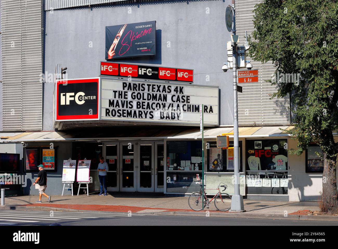 IFC Center, 323 6th Ave, New York. Photo de la vitrine de New York d'une maison de cinéma dans le quartier de Greenwich Village à Manhattan. Banque D'Images
