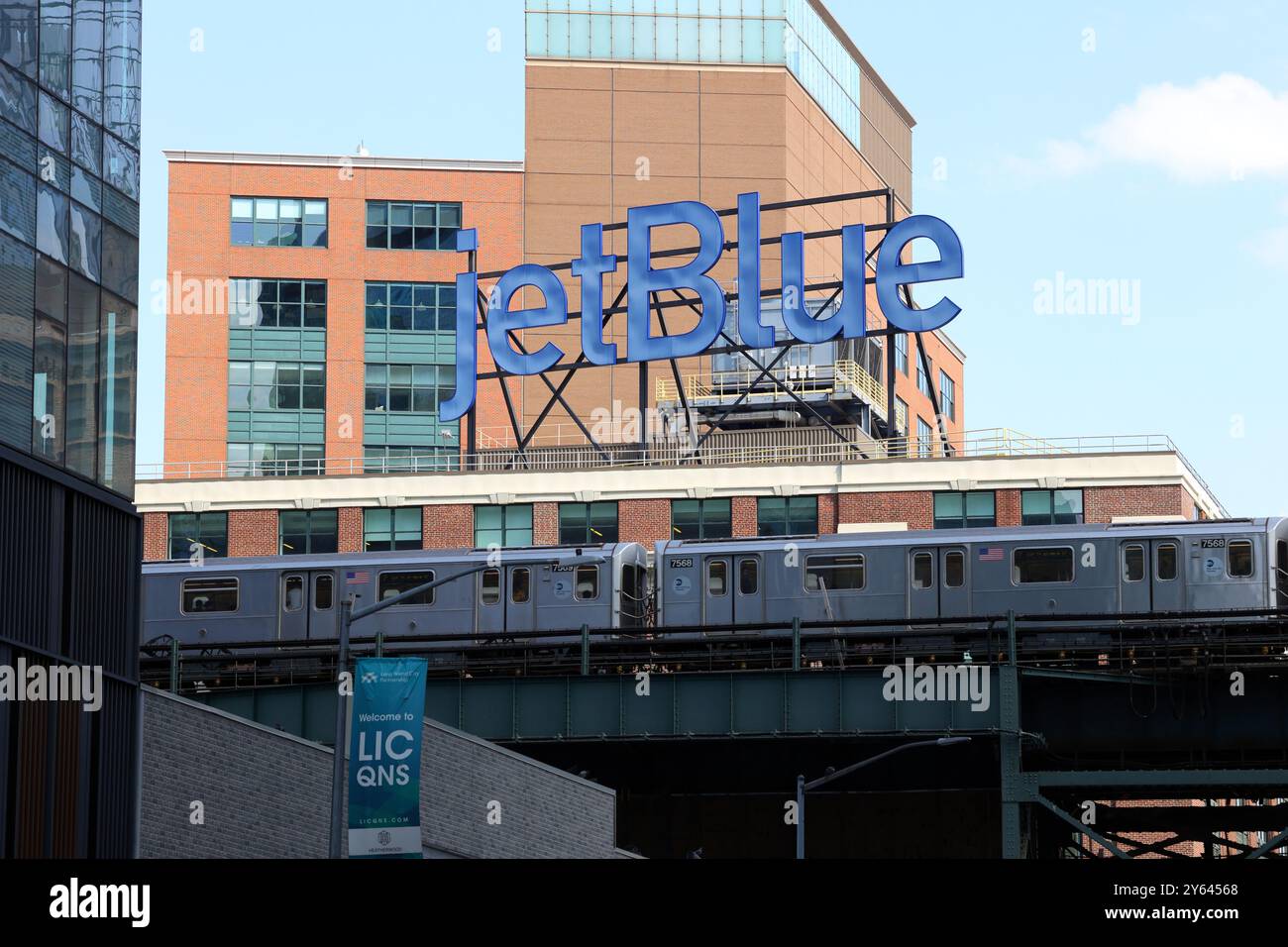 Panneaux d'affichage pour le siège social de JetBlue, 27-01 Queens Plaza North, long Island City, New York City Banque D'Images