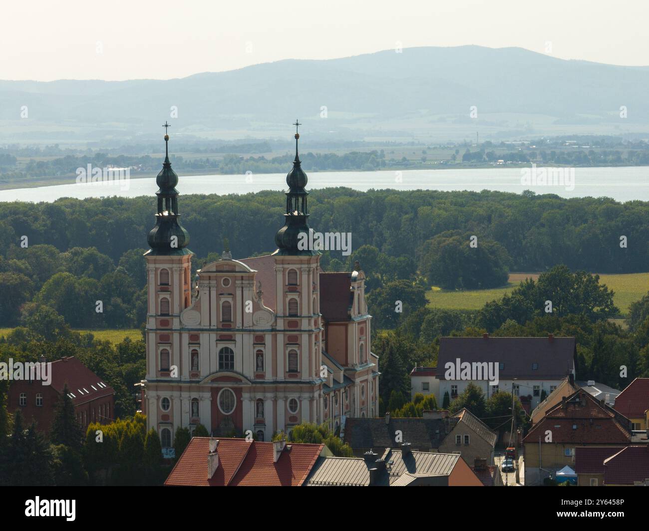 Otmuchow ville en été. Panorama d'Otmuchow à partir d'une mouche aérienne de drone. Vue aérienne par drone du château et de l'église à Otmochow une ville dans le comté de Nysa, Opole Voivo Banque D'Images