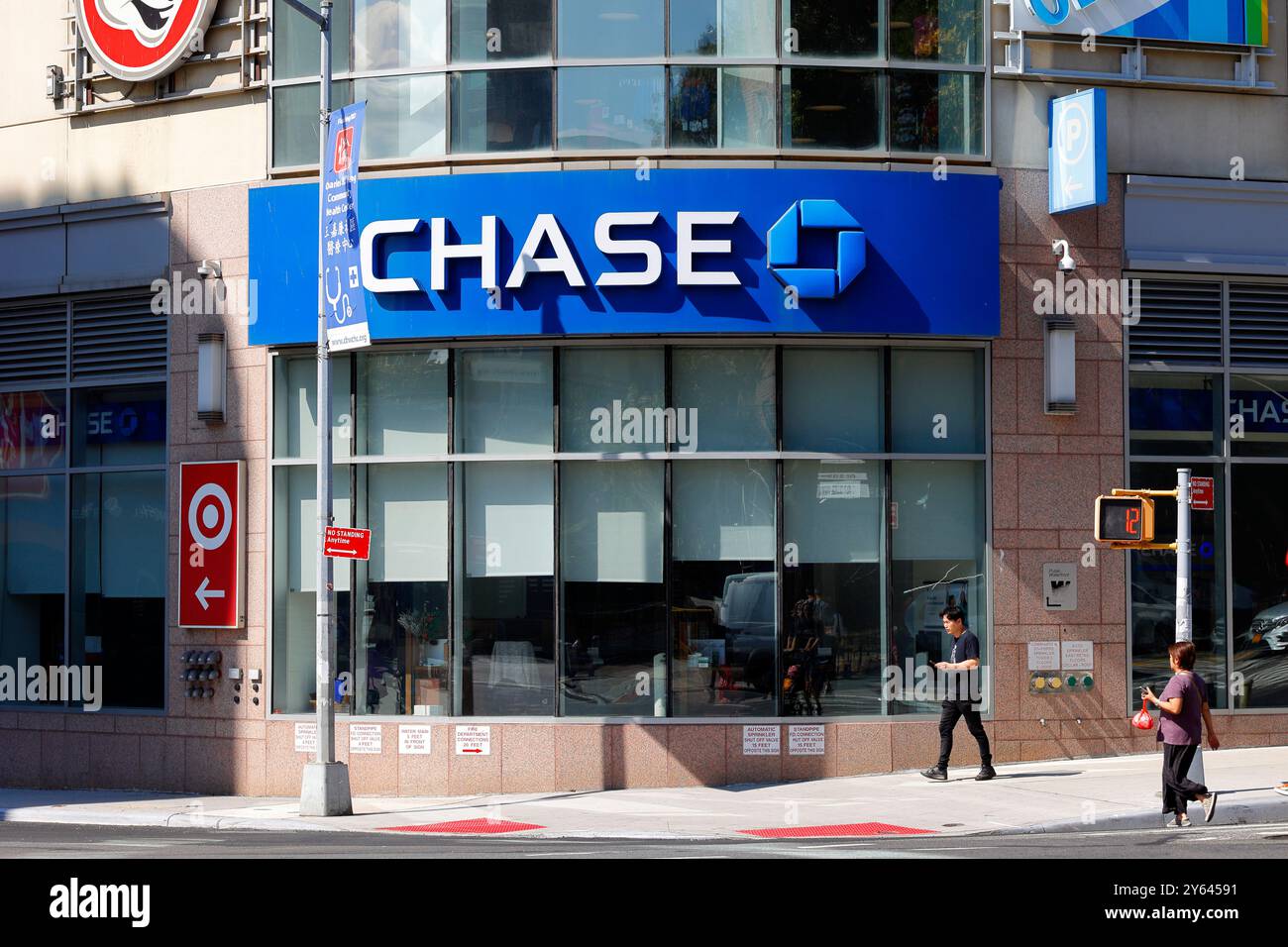 Les gens passent devant une Chase Bank dans le centre-ville de Flushing, New York. Banque D'Images