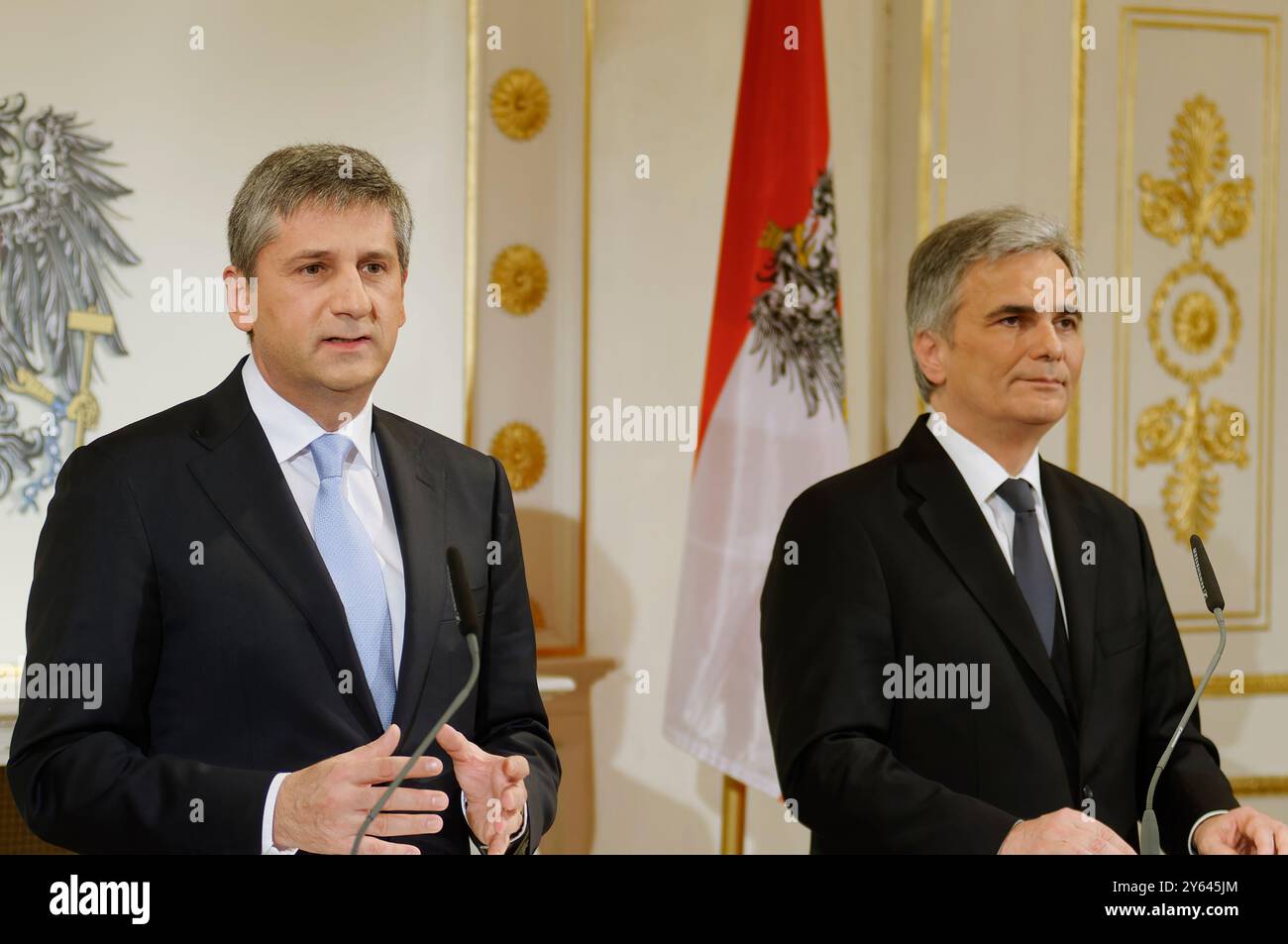 Vienne, Autriche. 10 février 2012. Conseil des ministres avec (l) le vice-chancelier Michael Spindelegger (vice-chancelier de ÖVP de 2011 à 2013) et (R) le chancelier Werner Faymann (chancelier de SPÖ de 2008 à 2016) à la chancellerie fédérale de Vienne Banque D'Images