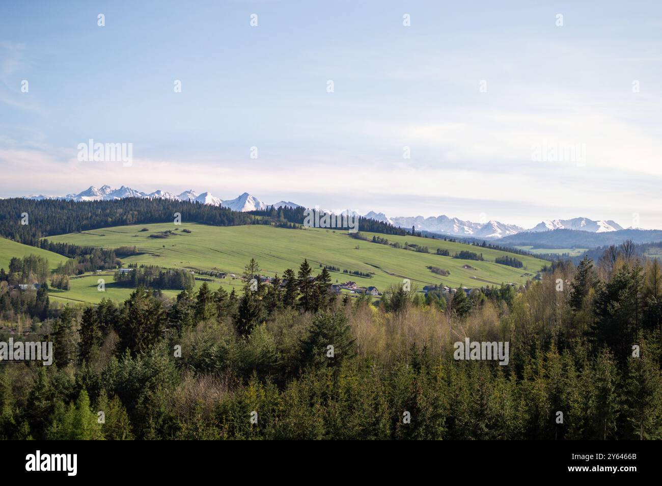 Sommets enneigés - montagnes Tatra. Vue sur les prairies, les forêts et les montagnes depuis le barrage de Niedzica. Panorama des Tatras Banque D'Images