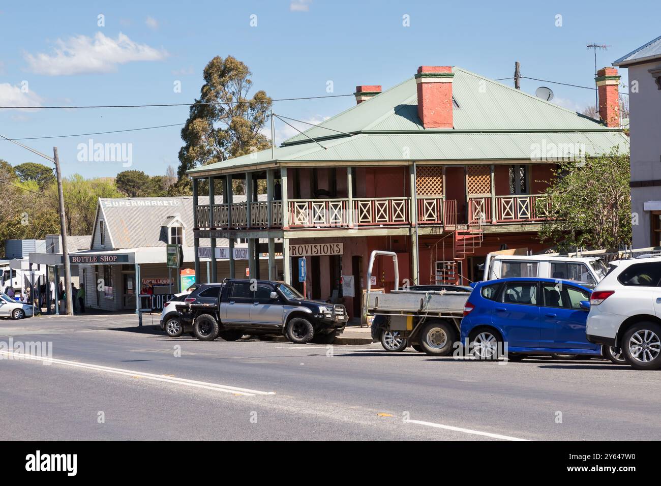 Photos générales de la rue principale de Braidwood, Wallace Street, montrant de charmantes vieilles boutiques, pubs et immeubles généraux. Une ville historique de mines d'or. Banque D'Images