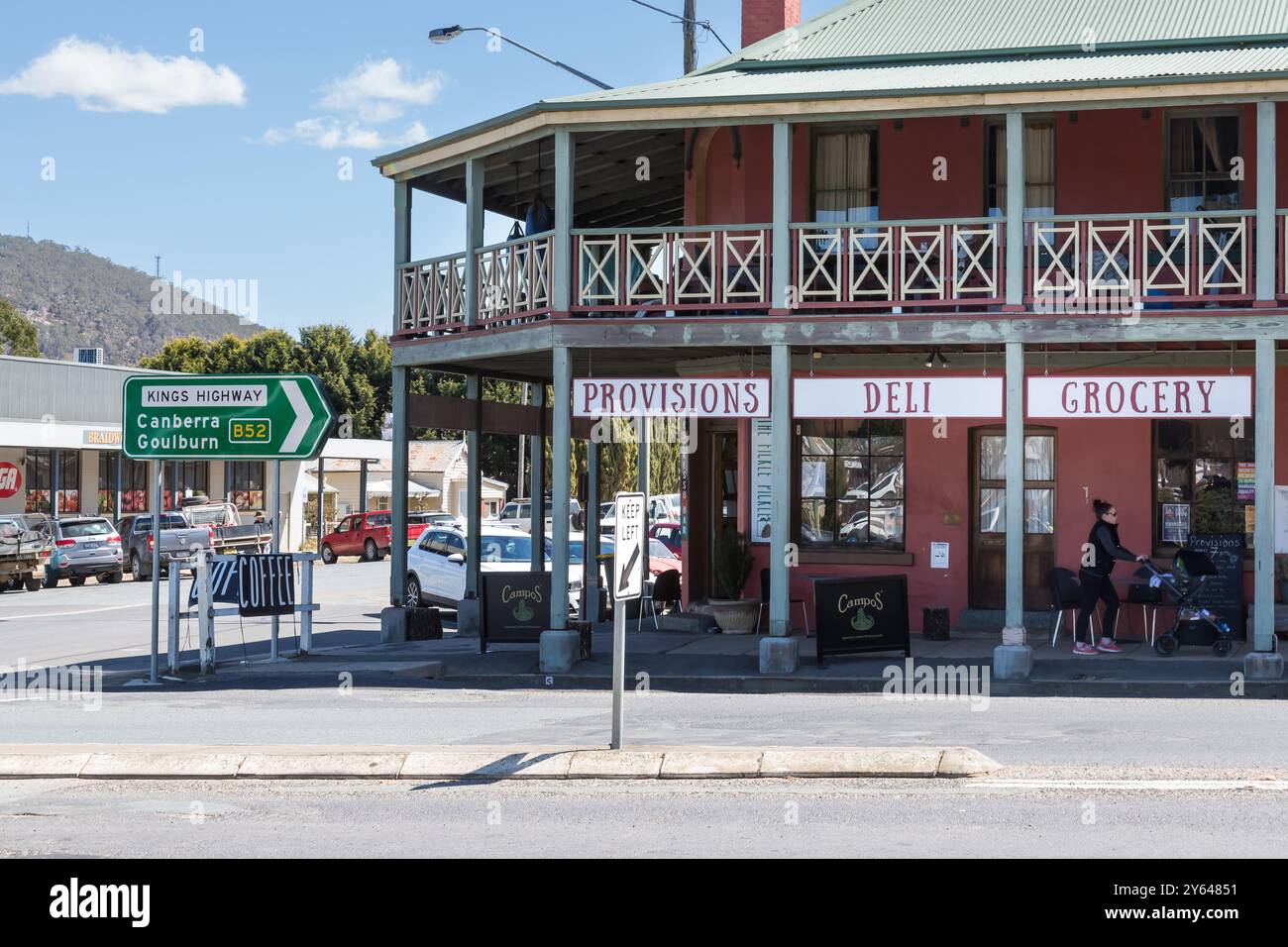 Photos générales de la rue principale de Braidwood, Wallace Street, montrant de charmantes vieilles boutiques, pubs et immeubles généraux. Une ville historique de mines d'or. Banque D'Images