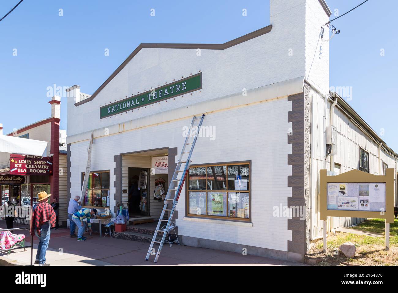 Photos générales de la rue principale de Braidwood, Wallace Street, montrant de charmantes vieilles boutiques, pubs et immeubles généraux. Une ville historique de mines d'or. Banque D'Images