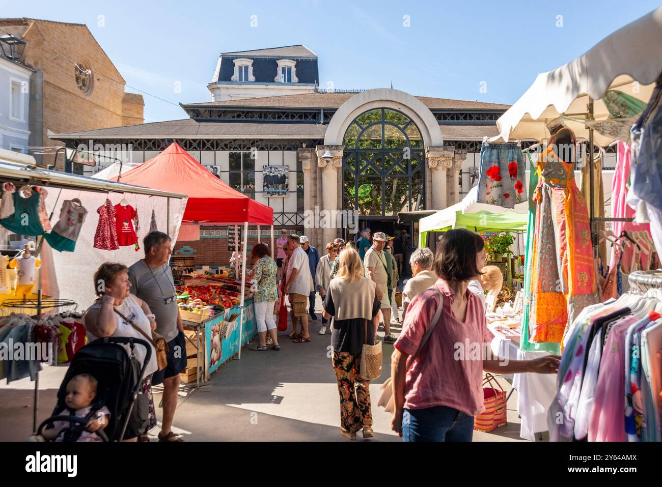 Dimanche marché traditionnel en plein air hebdomadaire, Mèze, Hérault, Occitanie, France, Europe (marché couvert les Halls en arrière-plan) Banque D'Images