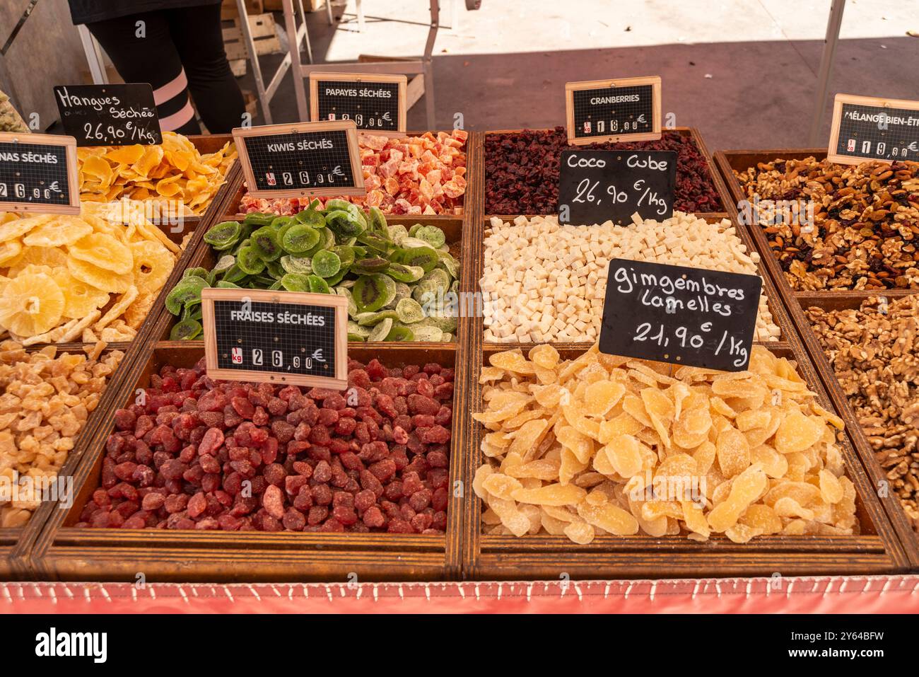 Etagère de fruits séchés aux Halles, Meze, Hérault, Occitanie, France, Europe Banque D'Images