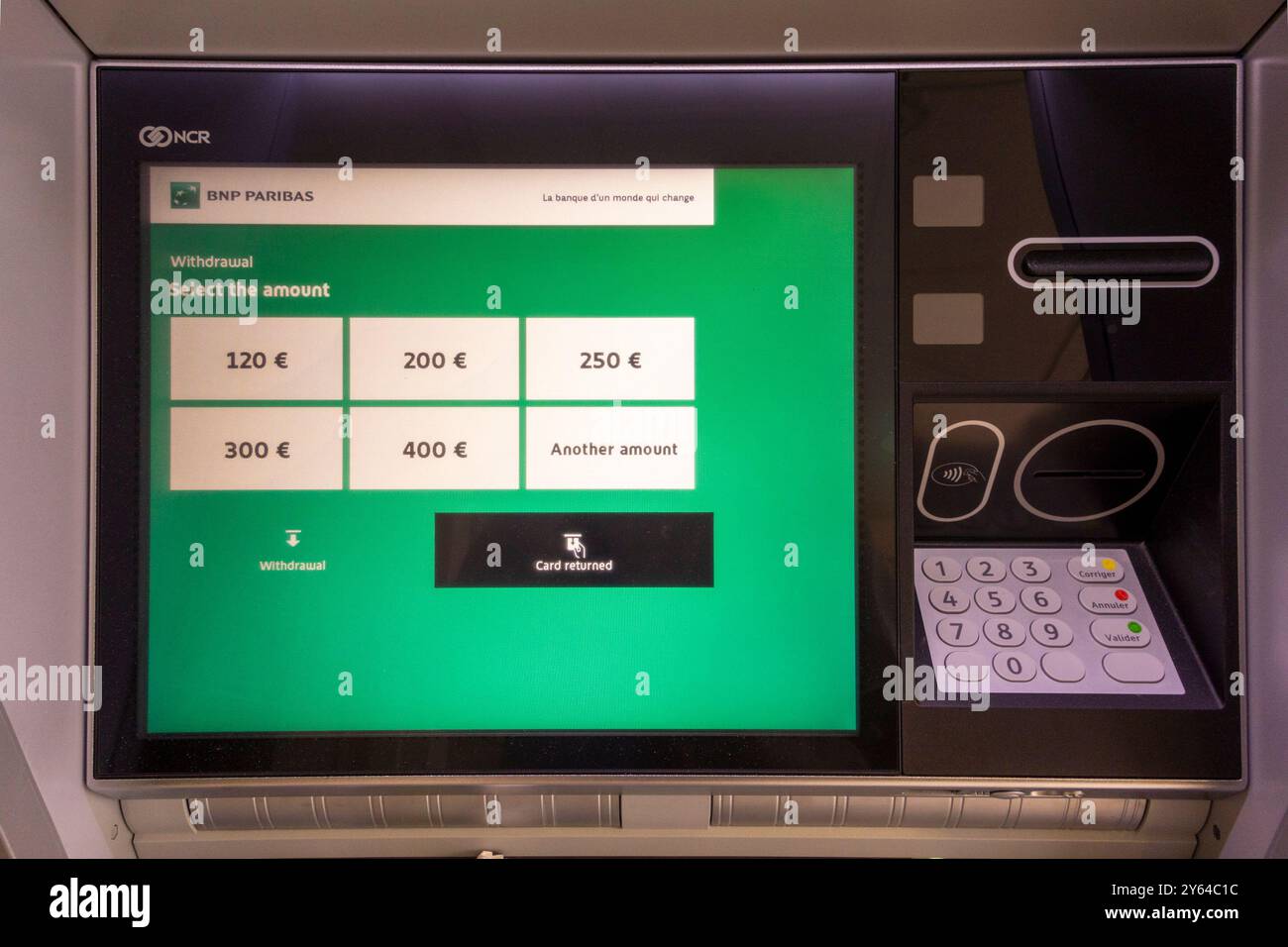 Écran ATM de BNP Paribas avec instructions en anglais, France Banque D'Images