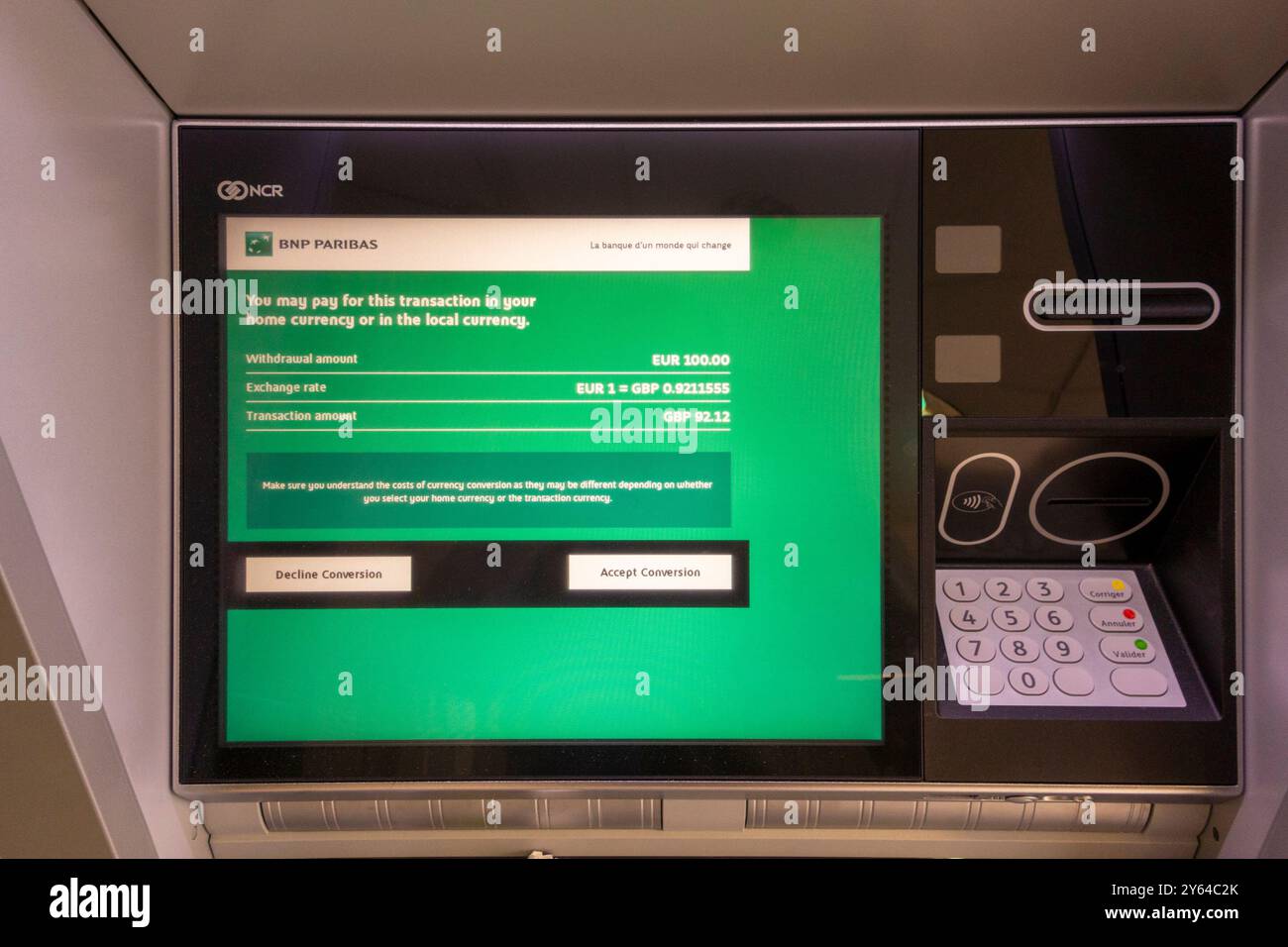 Écran ATM de BNP Paribas avec instructions en anglais, France Banque D'Images