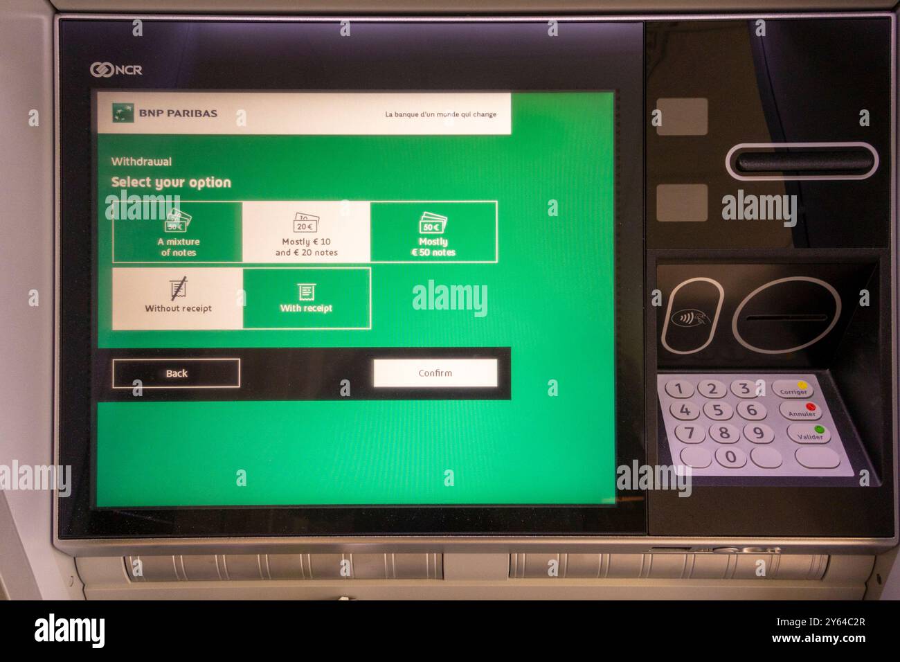 Écran ATM de BNP Paribas avec instructions en anglais, France Banque D'Images