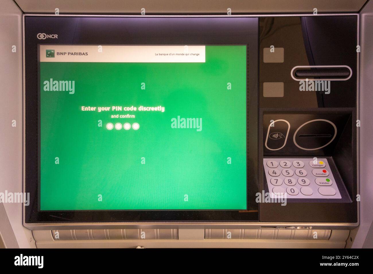 Écran ATM de BNP Paribas avec instructions en anglais, France Banque D'Images