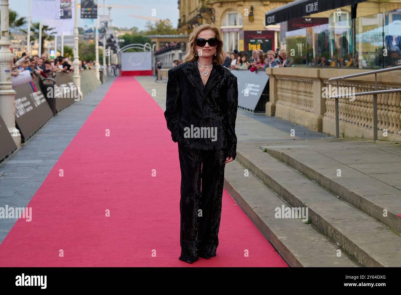 Saint-Sébastien, Espagne. 23 septembre 2024. Isabelle Huppert assiste au tapis rouge du film Yeohaengjaui Pilyo lors du 72e Festival international du film de San Sebastian à San Sebastian, Espagne, le 23 septembre 2024. (Photo de COOLMedia/NurPhoto) crédit : NurPhoto SRL/Alamy Live News Banque D'Images