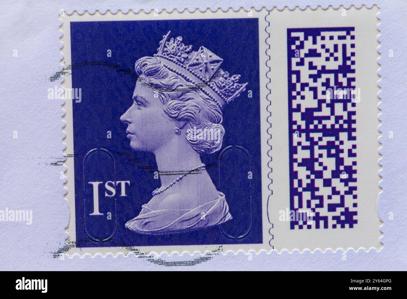 Timbre violet de 1ère classe avec tête de la reine Elizabeth II, collé sur l'enveloppe - timbre code-barres, timbre code-barres UK Banque D'Images