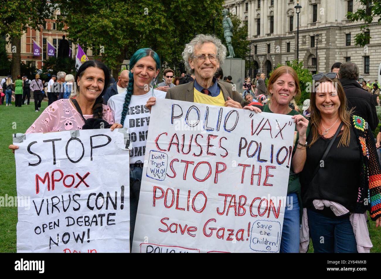 Piers Corbyn (frère de Jeremy) lors d'une manifestation anti-vaccin sur la place du Parlement en septembre 2024 Banque D'Images