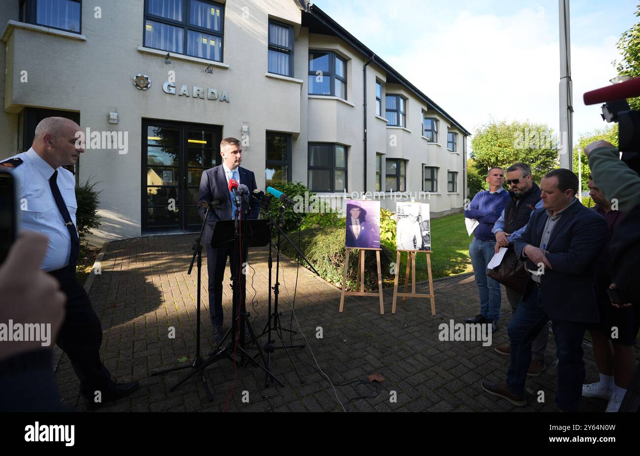 L'inspecteur David Pinerty se tient à côté des photographies exposées de Patrick Nugent, 23 ans, alors qu'il lance un nouvel appel à l'information à la station Shannon Garda sur sa mort. Patrick Nugent meurt aux premières heures du 11 février 1984 après avoir été retrouvé allongé sur le sol dans un parking du Bunratty Folk Park. Date de la photo : mardi 24 septembre 2024. Banque D'Images