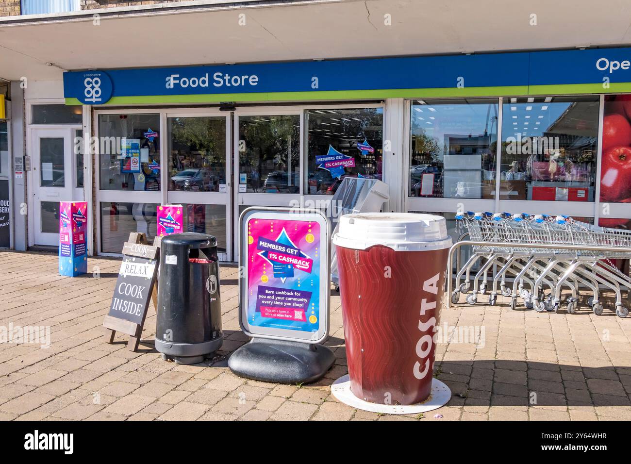 Publicité à l'extérieur du magasin d'alimentation coopératif, Cherry Willingham, Lincoln, Lincolnshire, Angleterre, ROYAUME-UNI Banque D'Images