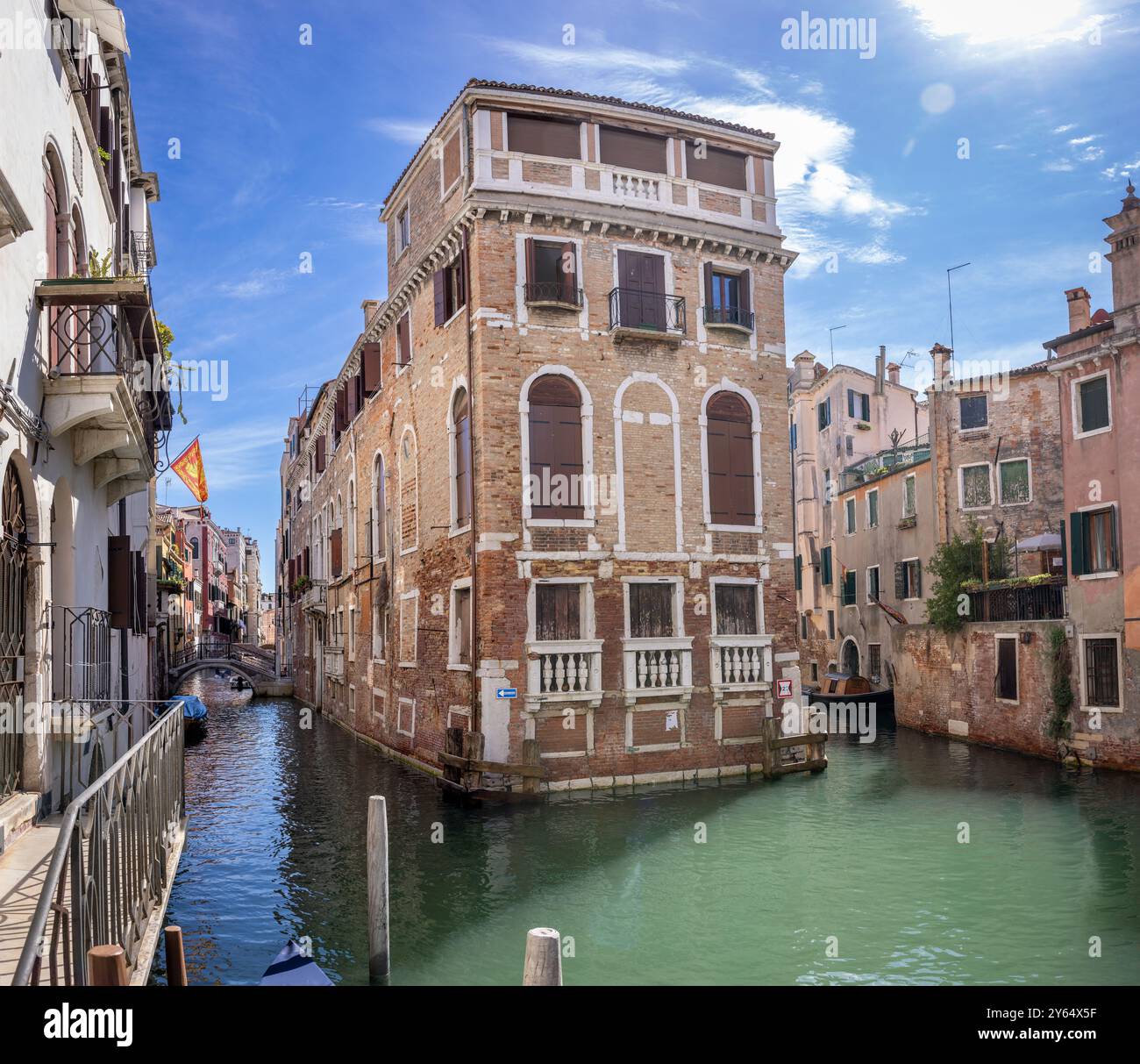 Les canaux Rio di San Giovanni Laterano et Rio della Tetta se rejoignent à Venise, en Italie. Anciennes maisons vénéciennes typiques. Banque D'Images