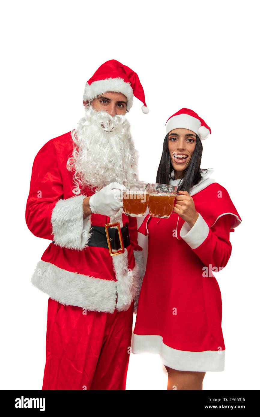 Vertical Père Noël et sa femme lèvent des verres de bière dans un toast festif, célébrant la joie de Noël ensemble. La scène capture leur Banque D'Images