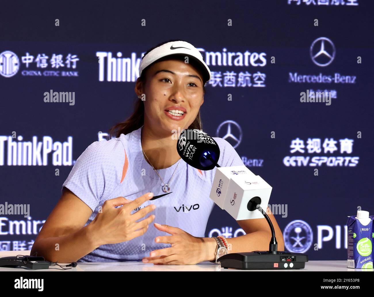 Pékin, Chine. 24 septembre 2024. Zheng Qinwen, de Chine, assiste à une conférence de presse au tournoi de tennis de l'Open de Chine 2024 à Pékin, capitale de la Chine, le 24 septembre 2024. Crédit : Zhang Chen/Xinhua/Alamy Live News Banque D'Images