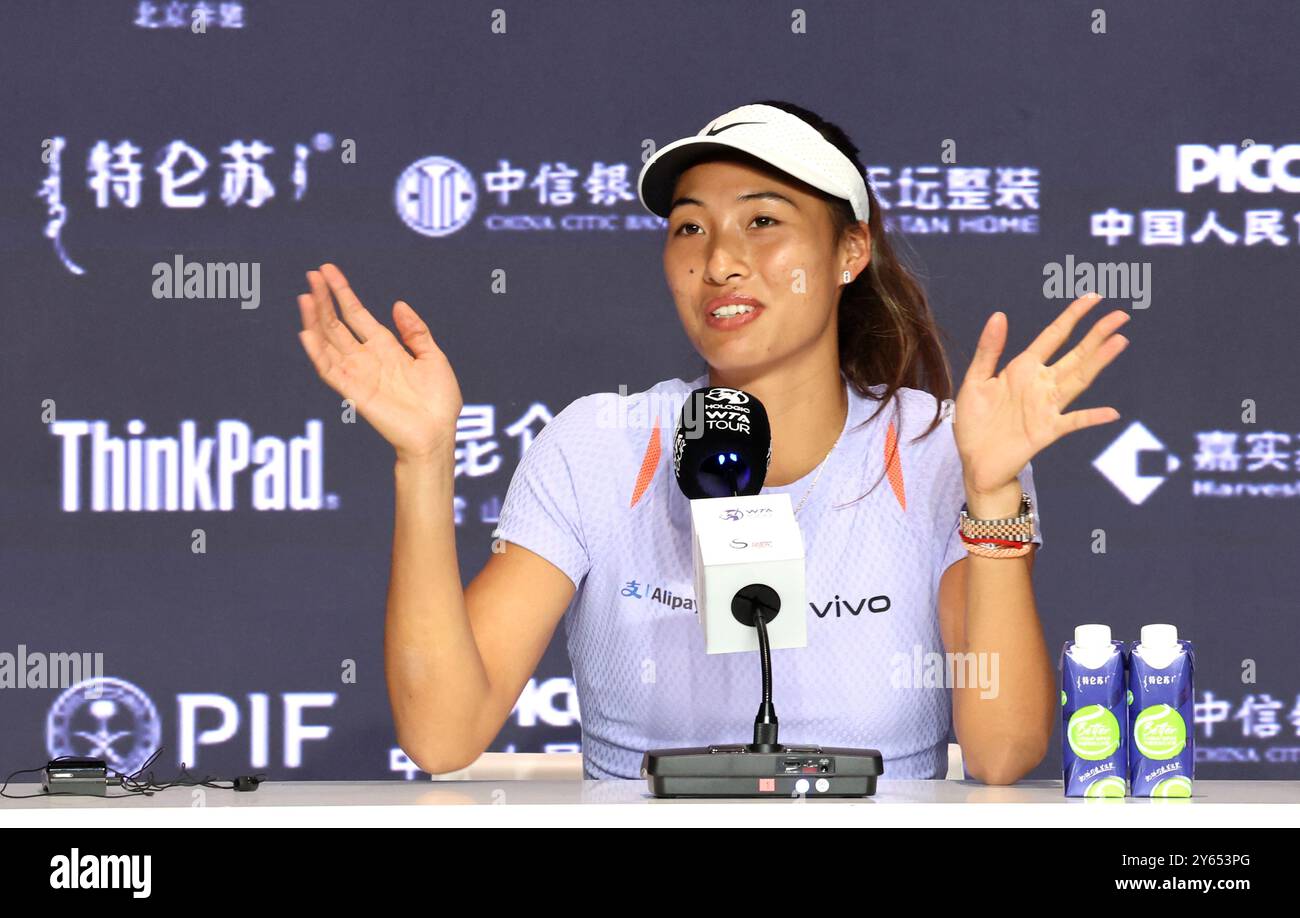 Pékin, Chine. 24 septembre 2024. Zheng Qinwen, de Chine, assiste à une conférence de presse au tournoi de tennis de l'Open de Chine 2024 à Pékin, capitale de la Chine, le 24 septembre 2024. Crédit : Zhang Chen/Xinhua/Alamy Live News Banque D'Images