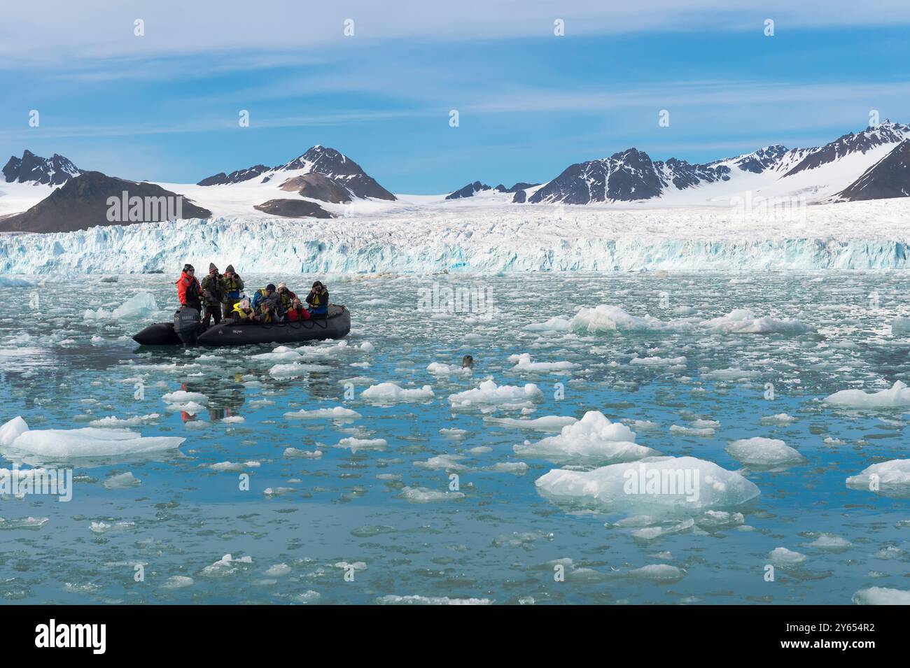 Zodiaque avec des touristes observant un phoque devant le glacier de Lilliehook dans le fjord de Lilliehook, une branche du fjord Cross, île Spitzberg, archipe du Svalbard Banque D'Images