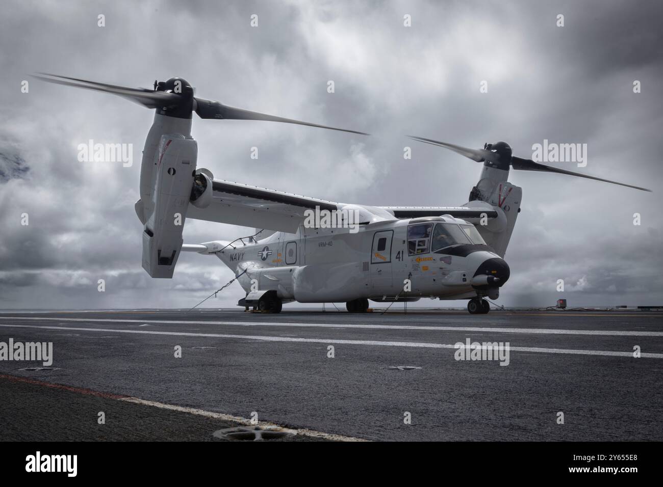 OCÉAN ATLANTIQUE (19 septembre 2024) C Un CMV-22B Osprey, affecté au 'Mighty Bison' du Fleet Logistics Multi-Mission Squadron (VRM) 40, tourne au ralenti sur le fl Banque D'Images