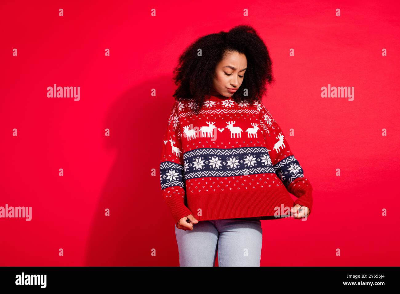 Photo de jeune femme attrayante look malheureux ornement de chandail habillé élégant fête de thème de vêtements de noël sur fond de couleur rouge Banque D'Images