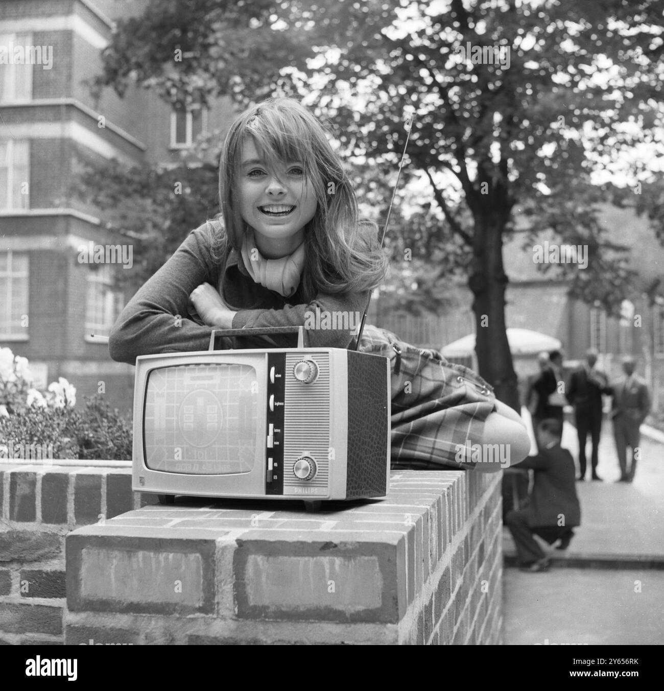 L'hôtesse de télévision Samantha juste est photographiée sur un téléviseur lorsqu'elle a visité la fête du jardin de télévision à l'hôtel Kensington Close. Le modèle sur lequel elle s'appuie s'appelle un T-Vette et est décrit par les fabricants comme étant le premier modèle vraiment portable entièrement à batterie ou à fonctionnement sur secteur avec un écran de 11 pouces à être fabriqué dans ce pays. 9 août 1966 Banque D'Images L'hôtesse de télévision Samantha juste est photographiée sur un téléviseur lorsqu'elle a visité la fête du jardin de télévision à l'hôtel Kensington Close. Le modèle sur lequel elle s'appuie s'appelle un T-Vette et est décrit par les fabricants comme étant le premier modèle vraiment portable entièrement à batterie ou à fonctionnement sur secteur avec un écran de 11 pouces à être fabriqué dans ce pays. 9 août 1966 Banque D'Images