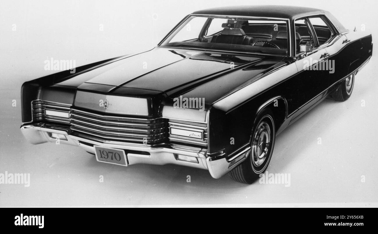Le Lincoln Continental pour 1970 a été complètement redeisgné pour la première fois en près d'une décennie . Cette voiture à moteur de prestige porte une forte parenté avec ses prédécesseurs avec un thème de calandre frappant et une élégance discrète. Vu ici est un modèle berline quatre portes. 23 août 1969 Banque D'Images