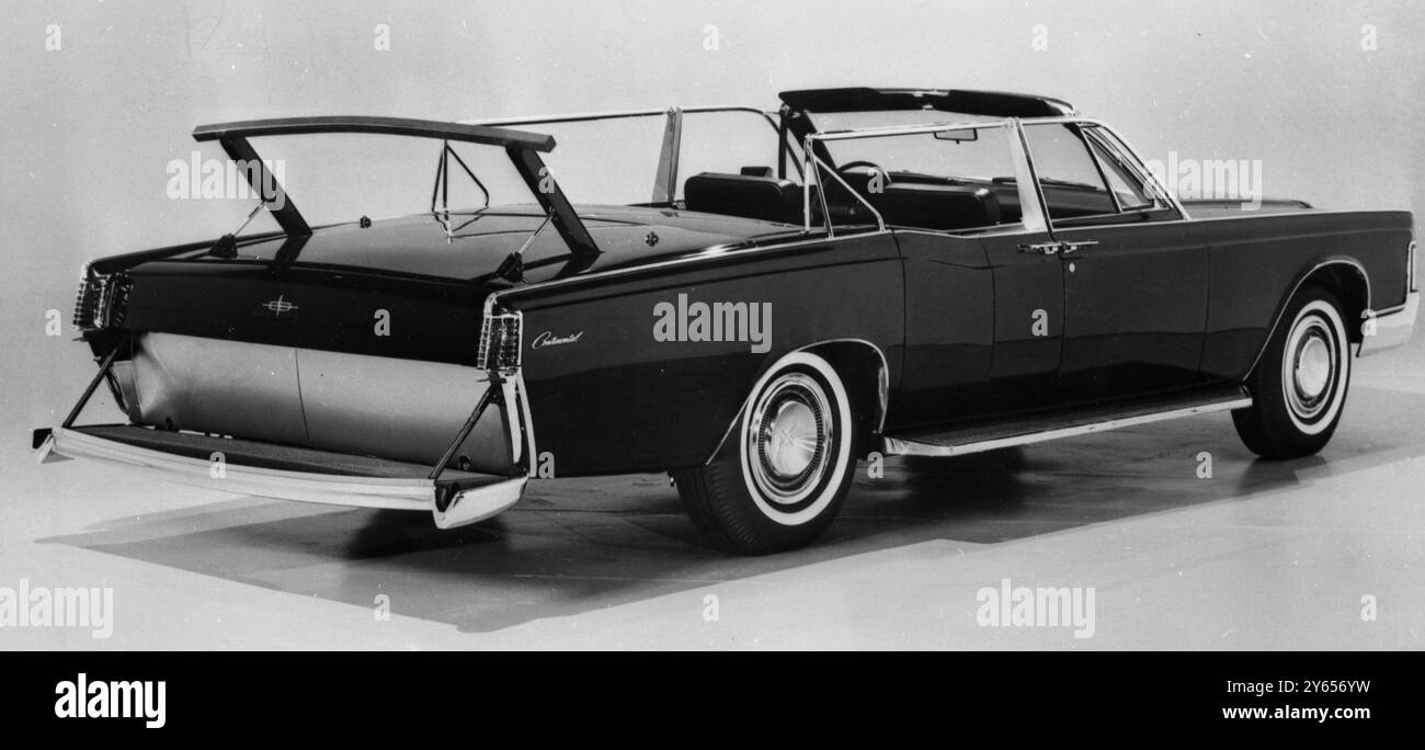 L'un des deux cabriolets Lincoln Continental identiques utilisés par les services secrets des États-Unis pour transporter des VIP. Les voitures ont des marchepieds de 11 po de large et des barres d'assistance pour les agents. Une autre plate-forme et barre rétractable se trouve à l'arrière. La capote est transparente pour permettre le balayage des toits et autres structures hautes. Il y a un siège orienté vers l'arrière à côté du conducteur pour permettre de garder une montre derrière . En plus de tout cela, il y a une batterie de sirènes, haut-parleurs de sonorisation et feux clignotants d'urgence rouges , avec un système de communication électronique . 26 octobre 1967 Banque D'Images