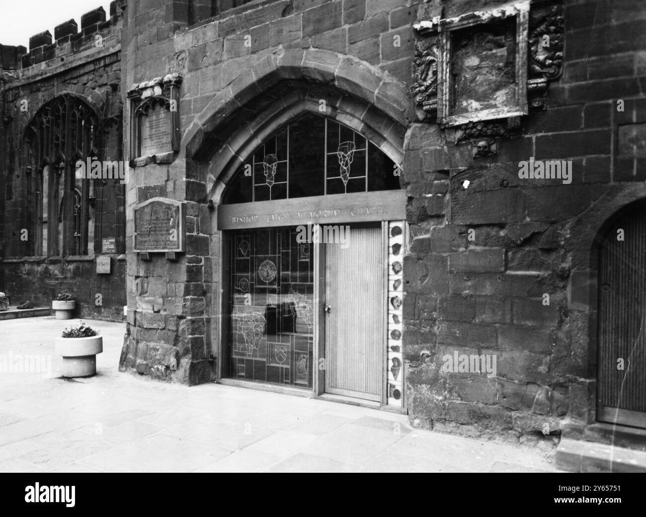 Vue extérieure de la chapelle commémorative de l'évêque Haigh à Coventry ( montrant des fragments de verre de l'ancienne cathédrale Saint-Michel qui a été vidée dans le blitz de novembre 1940 de la ville . Mgr Haigh était l'évêque de Coventry à cette époque. 8 décembre 1965 Banque D'Images