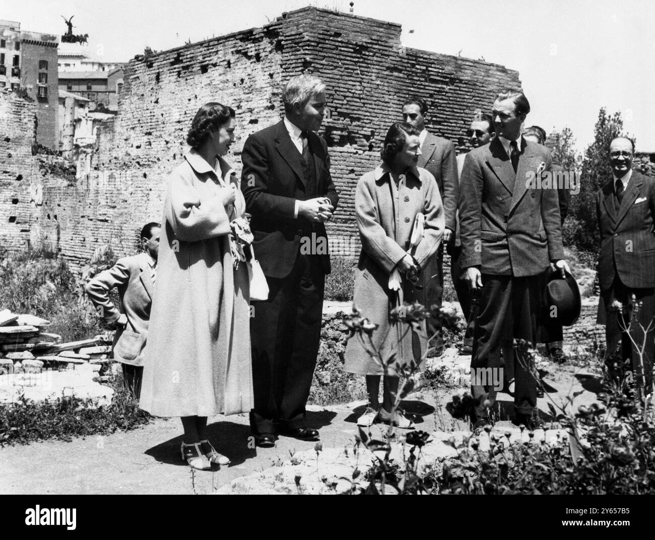 La princesse Margaret visite les sites historiques de Rome. Pendant son séjour à Rome , pendant ses vacances en Italie, SAR la Princesse Margaret a visité de nombreux lieux d'intérêt accompagnés par le professeur Ward Perkins , chef de l'École britannique de Rome , et le professeur Giulio Bartolin , autorité mondialement connue sur les célèbres reliques romaines . Expositions de photos : Une photo de la princesse Margaret et du professeur Ward Perkins et son parti sur la colline de Palantine pendant leur visite. 14 mai 1949 Banque D'Images