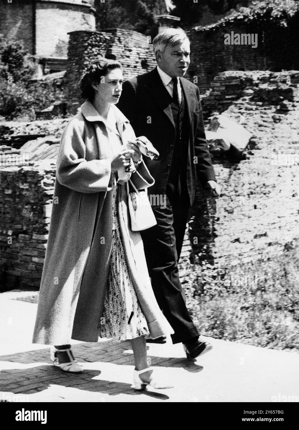 La princesse Margaret visite les sites historiques de Rome. Pendant son séjour à Rome , pendant ses vacances en Italie, SAR la Princesse Margaret a visité de nombreux lieux d'intérêt accompagnés par le professeur Ward Perkins , chef de l'École britannique de Rome , et le professeur Giulio Bartolin , autorité mondialement connue sur les célèbres reliques romaines . Photos : Une photo de la princesse Margaret et du professeur Ward Perkins lors de leur visite des sites historiques de Rome . 14 mai 1949 Banque D'Images