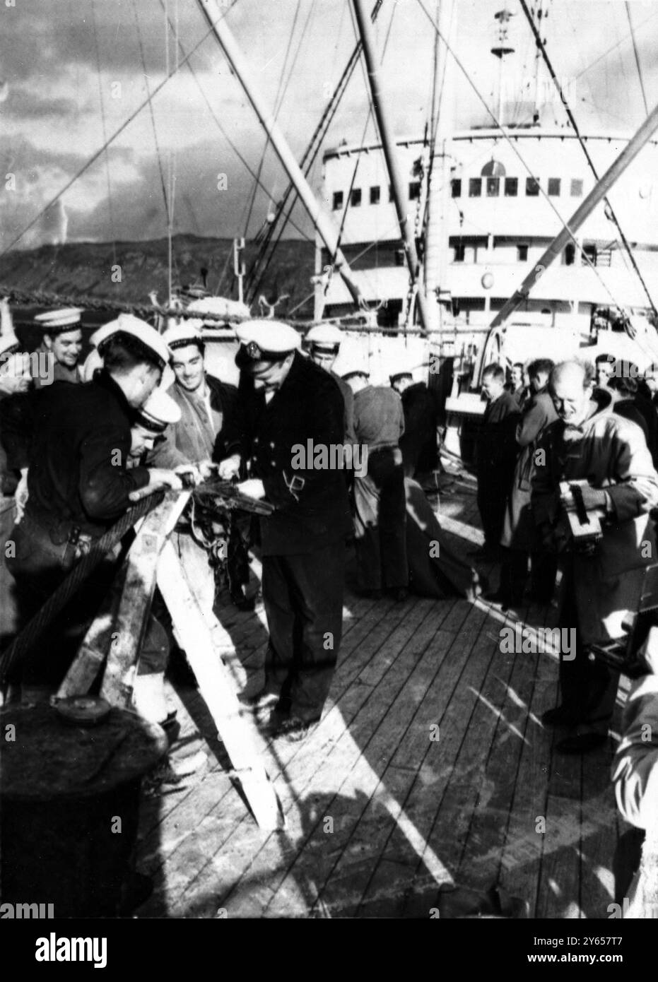 Câble posé d'Oban à Terre-Neuve. Oban , Argyll : la liaison du premier câble transatlantique de Terre-Neuve à un point au sud d'Oban a été achevée aujourd'hui lorsque l'épissure finale entre les deux câbles a été faite à bord du HMTS Monarch . Pour ce lien - Up le Monarch a posé le plus long câble téléphonique sous-marin jamais posé sur une opération. Photos ; les ouvriers épissant le câble à bord du Monarch aujourd'hui . 26 septembre 1955 Banque D'Images