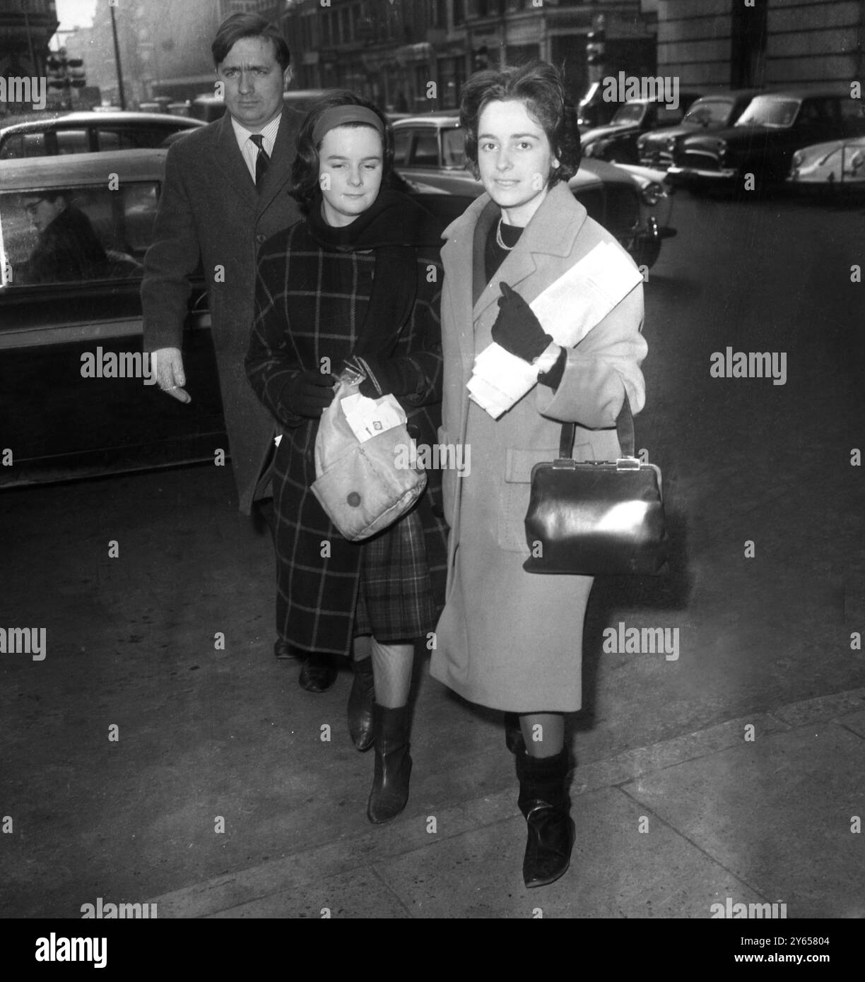 Les filles de Hugh Gaitskell , chef de l'opposition qui est un patient à l'hôpital Middlesex sont photographiées visitant gauche est Cressida et droite est Julia . Derrière se trouve John Harris , ami de la famille Gaitskell et PRO du Parti travailliste . 18 janvier 1963 Banque D'Images