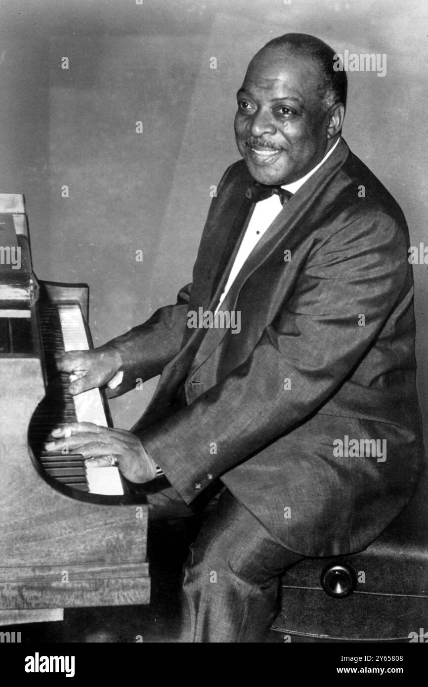 CHEF DE GROUPE DE JAZZ DES ÉTATS-UNIS, COUNT BASIE, SAN FRANCISCO, ÉTATS-UNIS. 9 AOÛT 1966 Banque D'Images
