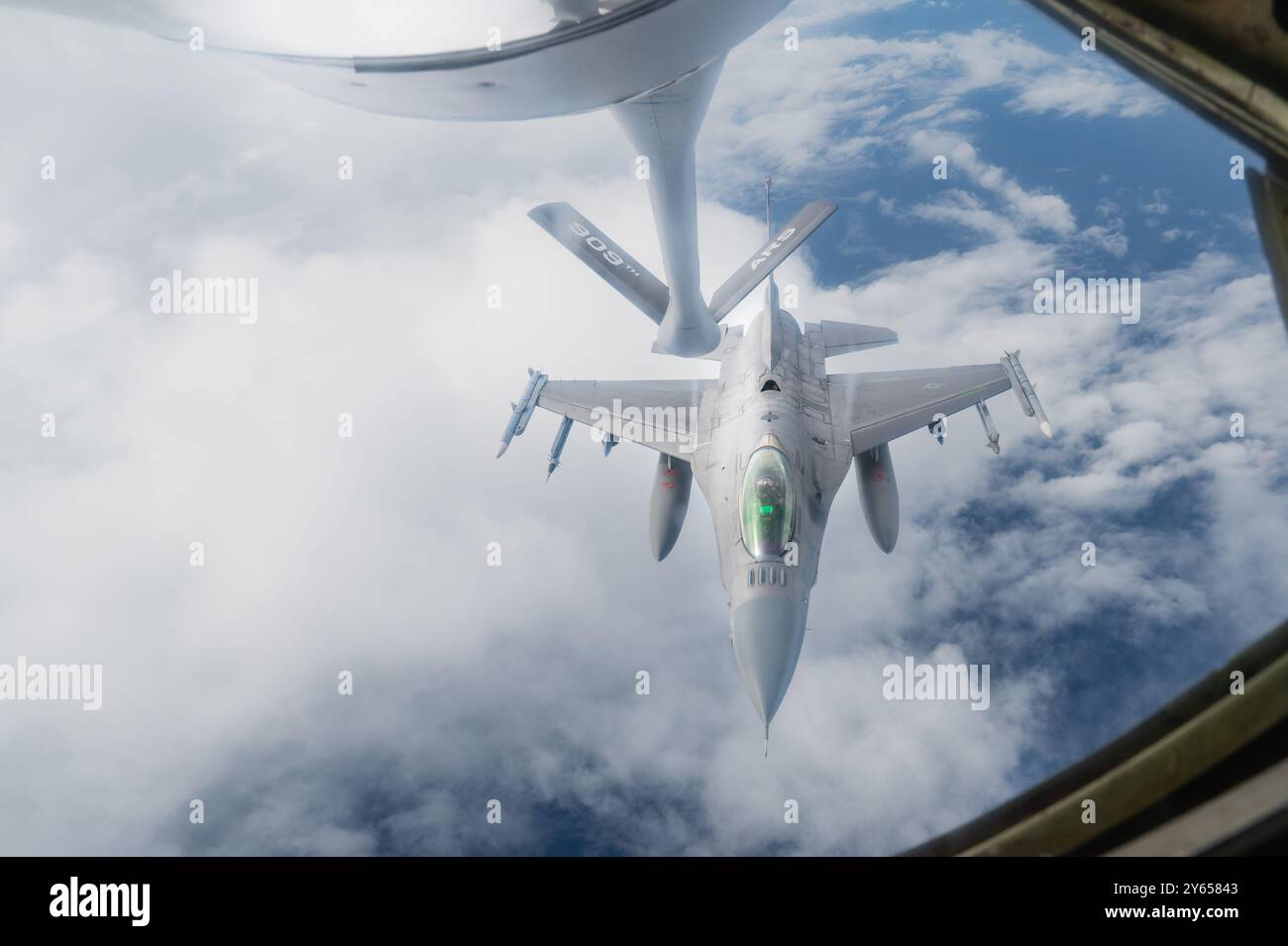 Un Fighting Falcon F-16CM de l'US Air Force exploité par le 179th Expeditionary Fighter Squadron approche un KC-135 Stratotanker pour le ravitaillement aérien Banque D'Images