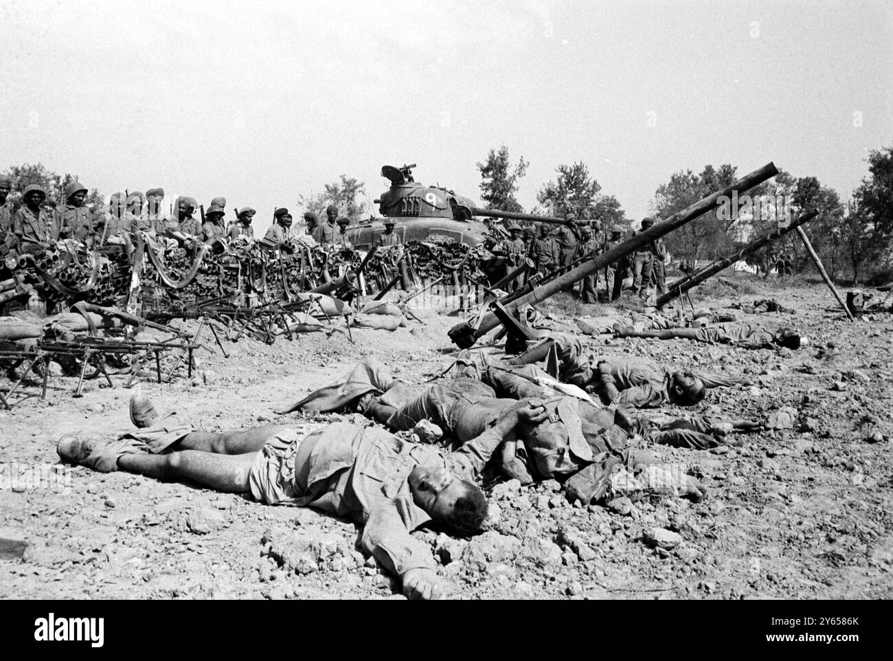 Dograi , Pakistan ; des morts pakistanais sont montrés dans un champ aux abords de Dograi peu après l'entrée en vigueur du cessez-le-feu le 23 septembre . Un porte-parole du ministère indien de la Défense a déclaré que les combats dans la région frontalière de Fazilka, dans le sud du Pendjab, avaient pris fin. Il a indiqué qu'aucun nouveau rapport de violations du cessez-le-feu n'avait été reçu. All - radio indienne a rapporté plus tôt que l'Inde et les troupes pakistanaises s'étaient affrontées dans la région de Fazilka hier. Selon l'émission, la zone a été bombardée par les Pakistanais samedi soir. 27 septembre 1965 27 septembre 1965 Banque D'Images