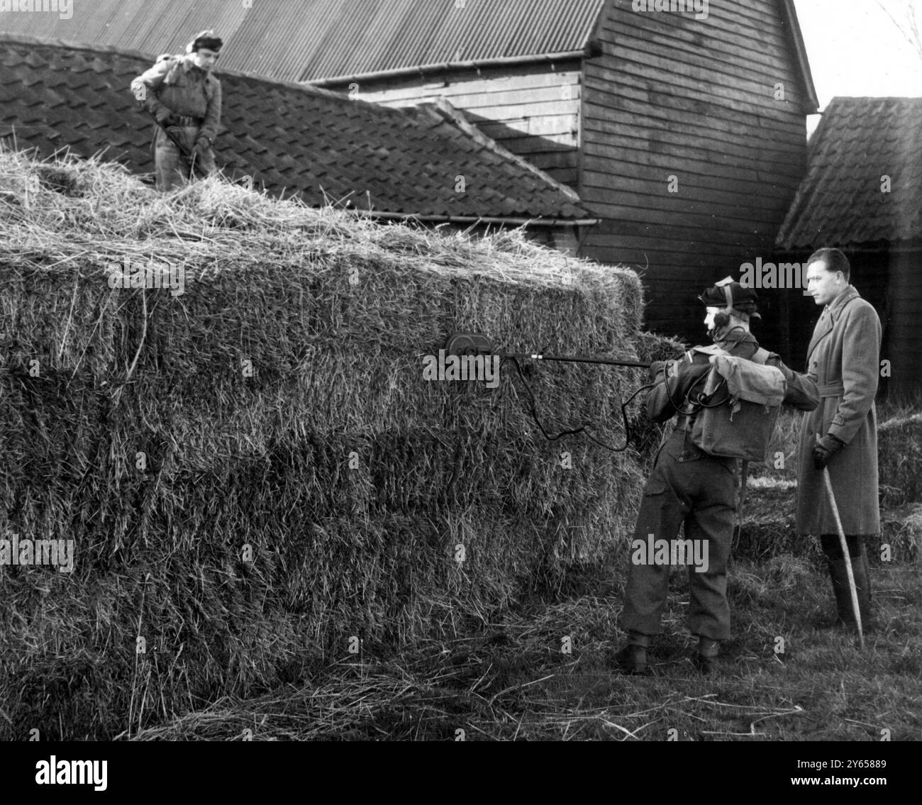 Des hommes du West Yorkshire Regiment utilisant des détecteurs de mines à Bullsbank Farm , Eight Ash Green , près de Colchester , Essex , pour l'arme qui a tué Miss Mary Kriek , la domestique néerlandaise de 19 ans , dont le corps a été retrouvé dans un fossé . Mlle Kriek , qui a travaillé pendant un mois comme nourricière à la ferme , a été tuée après avoir quitté un bus pour marcher sur une courte distance de la ferme . 9 janvier 1958 Banque D'Images