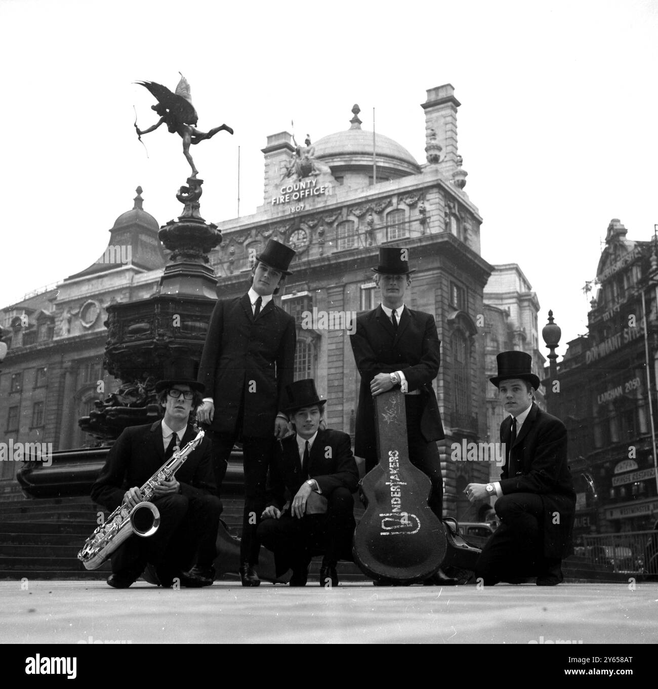 The Undertakers - The Merseyside Entertainers - qui sont représentés de gauche à droite, Brian Owen Jones (23) ; ' Bugs ' Warren Pemberton (19) ; Jackie Lomax (19) ; Chris Huston (20) et Gordon Geoffrey Nugent (20) . Le groupe tout sport tout nouveau top chapeaux qui, ils l'espèrent, feront d'eux les entrepreneurs les plus intelligents dans l'entreprise ..... montrez les affaires bien sûr ! 16 mars 1964 Banque D'Images