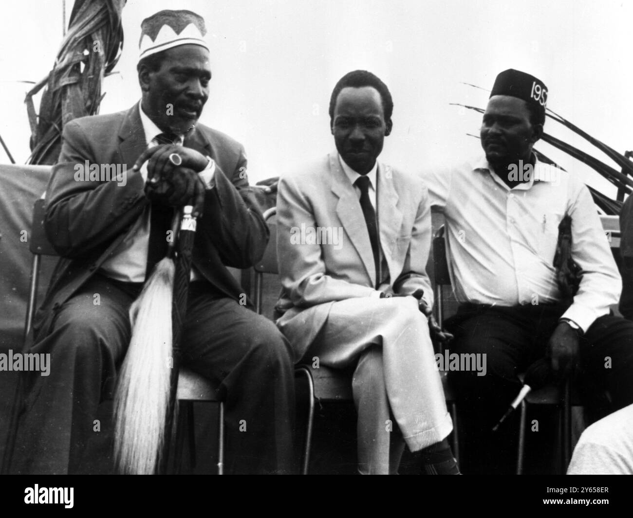 Sur la photo, de gauche à droite, Jomo Kenyatta, ancien chef des Mau Mau ; Julius Nyere , premier ministre du Tanganyika et Paul Ngei , Morogoro , Tanganyika . 15 octobre 1961 Banque D'Images