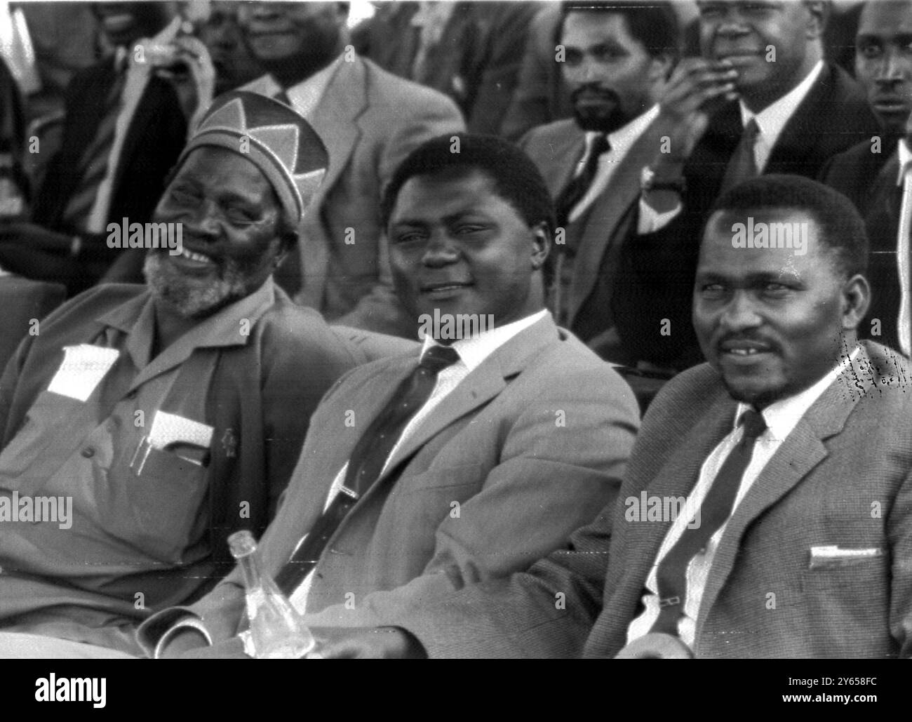 Jomo Kenyatta, leader du Kanu (à gauche) le premier ministre du Kenya et M. Tom Mboya (au centre) se sont réconciliés avec le leader de L'APP, M. Paul Ngei (à droite) au rassemblement Machakos , Nairobi , Kenya . 16 septembre 1963 Banque D'Images