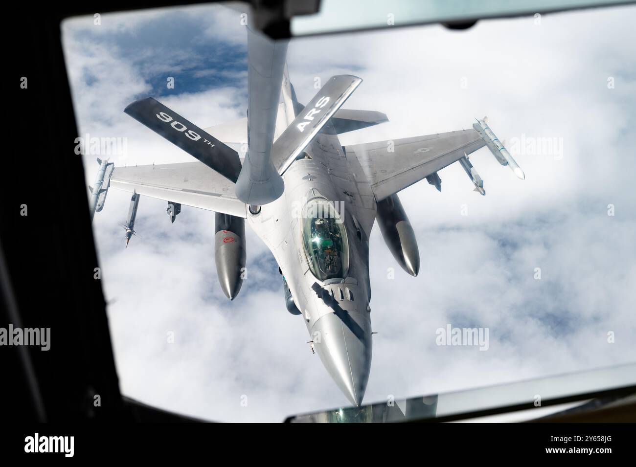 Un Fighting Falcon F-16CM de l'US Air Force exploité par le 179th Expeditionary Fighter Squadron approche un KC-135 Stratotanker pour le ravitaillement aérien Banque D'Images