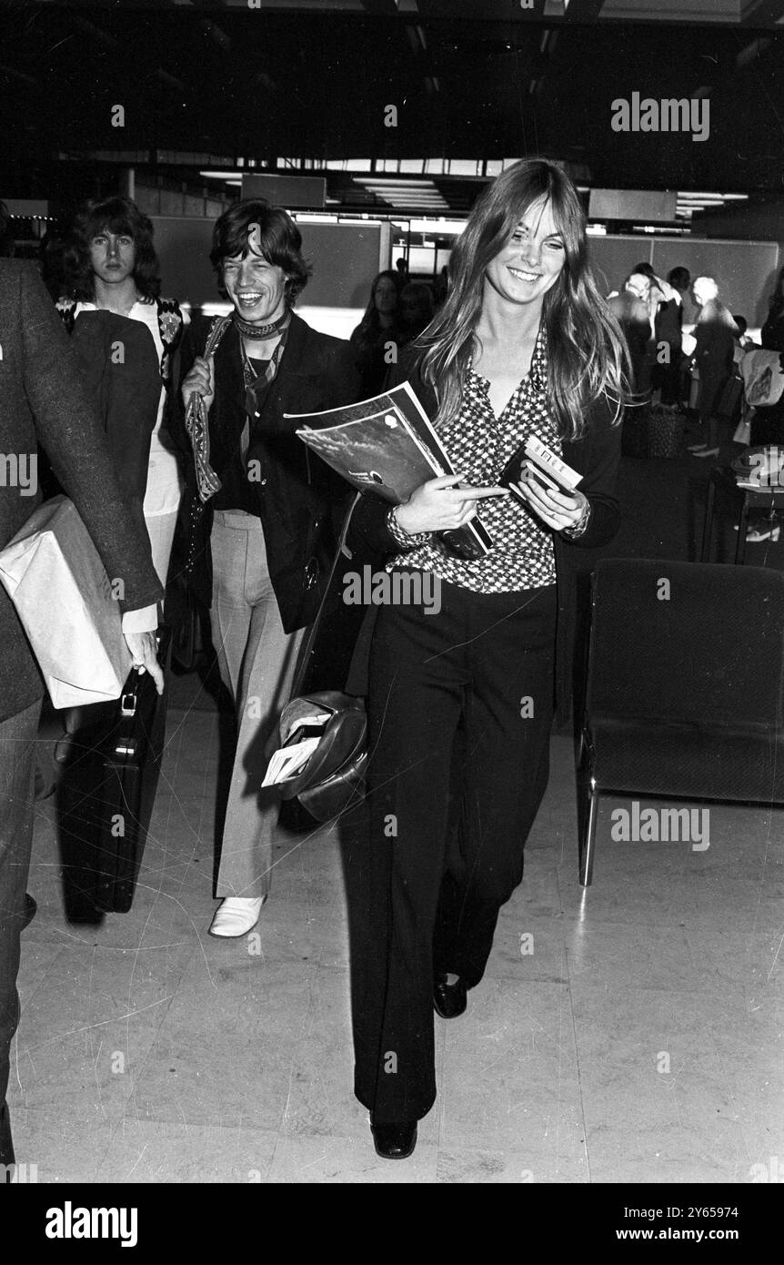 Jean Shrimpton, mannequin britannique de ligne mince, et Mick Jagger, leader des Rolling Stones, photographiés alors qu'ils quittaient l'aéroport de Londres pour voler vers Los Angeles. Mlle Shrimpton s'envole pour des engagements de mannequin , et Jagger partait avec son groupe pour des sessions d'enregistrement à Los Angeles , Etats-Unis . 17 octobre 1969 Banque D'Images