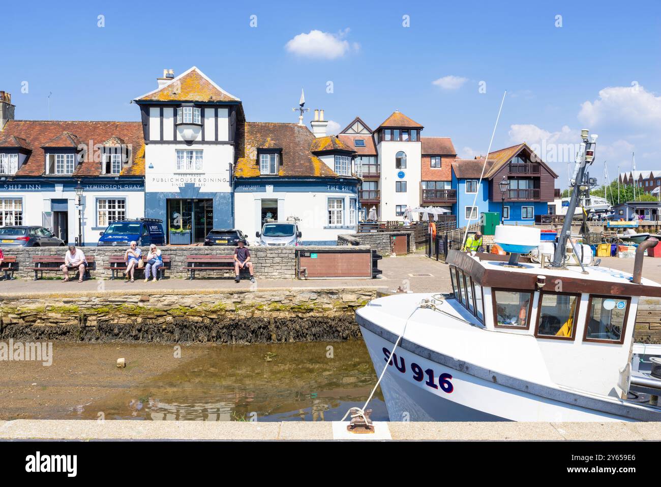 Lymington Quay - les gens étaient assis près du Ship Inn sur Lymington Town Quay dans le Lymington Hampshire une ville dans le New Forest Hampshire Angleterre Royaume-Uni GB Europe Banque D'Images