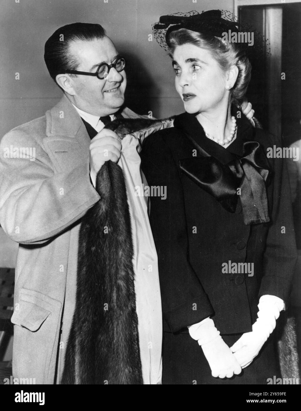 Pas de romance , dit Barbara Hutton . New York ; Barabara Hutton , l'ancienne princesse Troubetzkoy , reçoit un coup de main avec son manteau du comte français Jean de Balglion . La riche Miss Hutton et le comte de 44 ans sont arrivés à New York à bord du paquebot ' Ubited States ' . Elle a dit qu'elle passerait dix jours à montrer le comte autour de New York, puis irait en Californie et peut-être à Hawaï. Elle a nié que toute romance soit impliquée entre elle et le comte. 14 novembre 1953 Banque D'Images